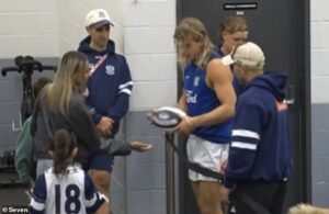 Después de semanas de suspenso, Tyson Stengel reaparece dentro de una habitación de Geelong, aumentan los temores de extorsión y surge una disputa familiar.