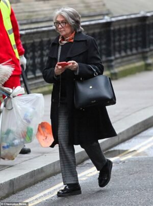 Una madre de 72 años demandó a su hijo millonario después de que él la amenazara con dejarla sin hogar en una batalla judicial de £2 millones.