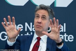 El cruzado de Net Zero, Ed Miliband, ha sido apodado el “rey de la hipocresía” por no tener paneles solares en su casa de £1,6 millones, a pesar de que los vecinos los instalaron en la suya.