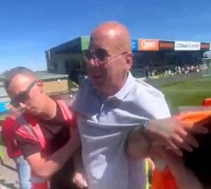 Fanático expulsado del estadio por llevar ‘tocino’ al campo del club vegetariano Forest Green Rovers