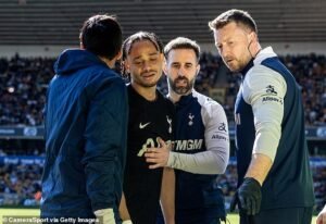 Algunos aficionados han calificado al personal médico del Tottenham de “absolutamente despistado” por su manejo de la rotura del ligamento anterior cruzado de Xavi Simons, y la estrella tomó una “decisión loca” al intentar jugar a pesar de su duda sobre su lesión.