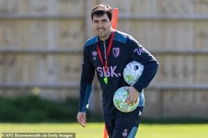 El Chelsea mira al jefe de la Premier League, cuyo equipo está por encima de él en la tabla, en busca de un nuevo entrenador que “se ajuste a la visión del club”, con la ex estrella del Liverpool también en el cuadro.