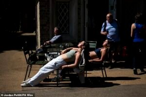 Gran Bretaña hará más calor que Ibiza y Roma, ya que las temperaturas se dispararán a 24 °C al final de la semana, antes de que el feriado bancario de mayo traiga sol y lluvia.