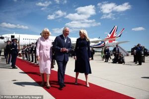 King llega a EE. UU. para una visita de estado: el avión de Charles y Camilla aterriza en la Base Conjunta Andrews antes de dirigirse a reunirse con Trump y la Primera Dama en la Casa Blanca
