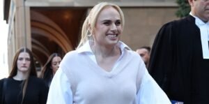 Rebel Wilson sube al estrado de los testigos en el juicio por difamación e inmediatamente recibe una pregunta brutal sobre su memoria: “No lo recuerdo” – cobertura en vivo