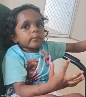 La policía de Alice Springs revela que la desaparecida Sharon, de 5 años, fue conducida a la oscuridad por la mano de un violento ex convicto de 47 años, mientras los detectives identifican la horrible escena del crimen cercana.