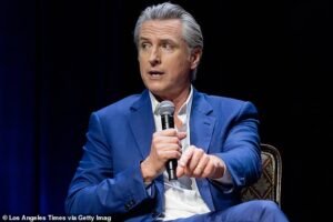 Gavin Newsom calificó de “absurda” a la esposa de Stephen Miller después de que ella lo culpó por difundir la “idea” de un pistolero en la cena de corresponsales de la Casa Blanca.