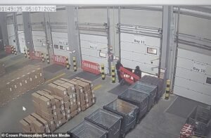 Una banda enmascarada robó motocicletas por valor de 140.000 libras esterlinas de un almacén después de que la policía sospechara que un empleado había dejado una puerta abierta.