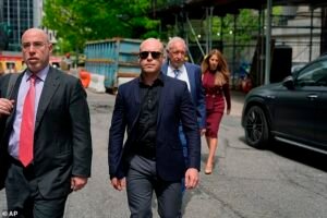 Soldado de las Fuerzas Especiales ingresa a la corte con gafas de sol de aviador acusado de apostar miles de dólares en el arresto de Maduro