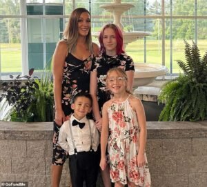 Una madre de tres hijos es asesinada a tiros después de intentar intervenir y detener una pelea en un bar.