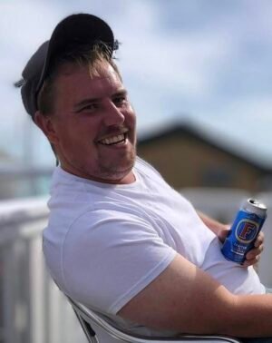 Dos rumanos comparecieron ante el tribunal acusados de asesinar a un padre, de 37 años, y a un pensionista, de 80, con la droga de fiesta GBL.