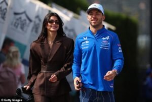 La estrella de la F1, Pierre Gasly, está comprando una casa de 5 millones de dólares en Miami, ama la vida en los Alpes… y si lo invitan a la boda del propietario del equipo, Travis Kelce