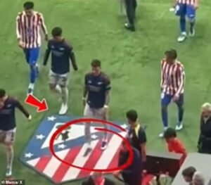 Ben White le faltó el respeto a Diego Simeone en un momento que no fue captado por las cámaras de televisión del divisivo choque de la Liga de Campeones del Arsenal después de caminar irrespetuosamente directamente hacia la insignia del campo del Atlético.