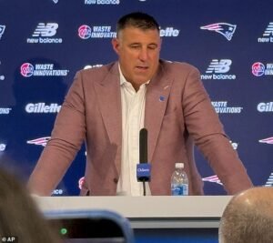 Mike Vrabel recibe una gran ovación de los fanáticos de los Patriots cuando regresa tras el escándalo del asunto Diana Russini