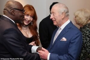 El Rey y la Reina dan la bienvenida a estrellas como Nina Dobrev, Carly Koss, Katherine Jenkins y Anna Wintour a una gala benéfica en Nueva York