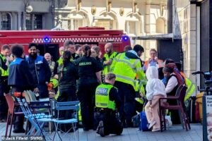 La ‘fuga de gas’ causa caos en los viajes La estación Farringdon de Londres cerró después de que los pasajeros informaran que ‘se sentían enfermos’