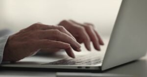 El edadismo obliga a algunas mujeres a plantearse renovar su currículum en un mercado laboral cambiante