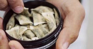 Bolsas de nicotina populares que aparecen en la campaña publicitaria contra productos adictivos