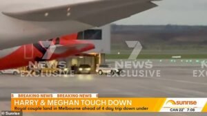 Harry y Meghan aterrizan en Australia en un vuelo comercial mientras comienza una gira de cuatro días y aumentan los pedidos de apoyo de los contribuyentes para la pareja millonaria.