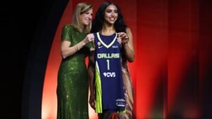 Las Wings seleccionaron a Azzi Fudd No. 1 de UConn en el Draft de la WNBA de 2026
