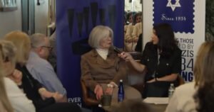 Los cafés de Nueva York organizan reuniones de “beber y escuchar” para hablar sobre los sobrevivientes del Holocausto