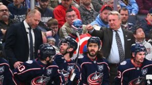 El entrenador de los Blue Jackets, Bones, critica a los jugadores: “No les importa”