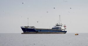 Los precios del petróleo caen un 10% después de que Irán dijera que el estrecho de Ormuz está abierto para los barcos comerciales