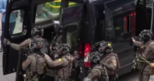 Se inicia una persecución después de que 25 personas fueran tomadas como rehenes en un atraco a un banco en Italia.