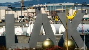 Mujer de Los Ángeles arrestada por cargos de tráfico de armas en Irán