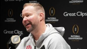 Indiana DC Bryant Haynes aplaude a los fanáticos de Ty Simpson, Alabama