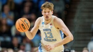 Zumbido del baloncesto universitario masculino: Reconstruyendo el estado de sangre azul