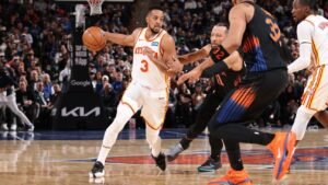 CJ McCollum lidera el último repunte mientras los Hawks mantienen a raya a los Knicks para empatar la serie