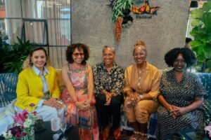 Mara Brock Akil y la congresista Sydney Kamlager-Dove comparten cómo la narración modela la salud materna negra