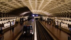 Un vagón de trabajo choca contra un tren del Metro de Washington, hiriendo a 11