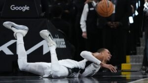 Victor Wembanyama de los Spurs en protocolo de conmoción cerebral después de una caída