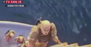 Irán ataca y captura barcos mercantes después de que Trump extiende el alto el fuego