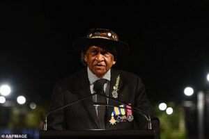 Momento vergonzoso que abuchean a los líderes tribales en los servicios religiosos del amanecer, mientras Ben Roberts-Smith comparte un mensaje humillante con una multitud de seguidores.