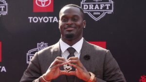 Draft de la NFL 2026: Jeremiah Love llama la atención con un traje de cómic personalizado