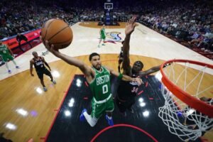 Un año después de una lesión devastadora, Jayson Tatum lidera a los Celtics en la victoria del tercer partido