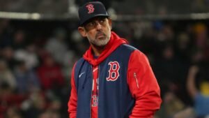 ¿Qué sigue para los Medias Rojas después de que el manager Alex Cora despidiera a cinco entrenadores?