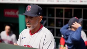 El antiguo entrenador de los Red Sox, Alex Cora, podría ser el mejor sustituto de Rob Thomson de los Filis