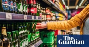 Licores baratos, preservativos caros: cómo la guerra en Oriente Medio está cambiando la manera de gastar a los australianos | Asuntos de consumo