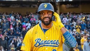 Russell Wilson se une a los Savannah Bananas en el Yankee Stadium