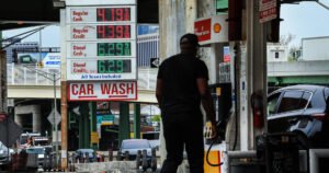 Los precios de la gasolina alcanzaron los 4,23 dólares el galón, un nuevo máximo para el año