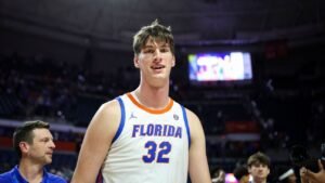 Oliver Rioux, el más alto en baloncesto universitario con 7-9, se ha comprometido con UC Irvine