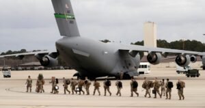 Un antiguo empleado del ejército acusado de filtrar información clasificada a un periodista