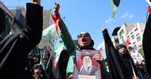 Irán entra en conversaciones de paz envalentonado pero herido y desconfiado de Trump