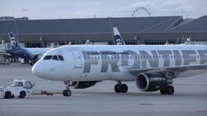 MIRAR: Cerca de un avión de pasajeros y dos camiones en la pista de LAX