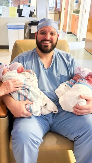 MIRAR: Doctor da 2 pares de gemelos en su cumpleaños número 34