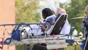 MIRAR: Video captura el momento en que un superhéroe derriba a un pistolero en una escuela secundaria de Oklahoma